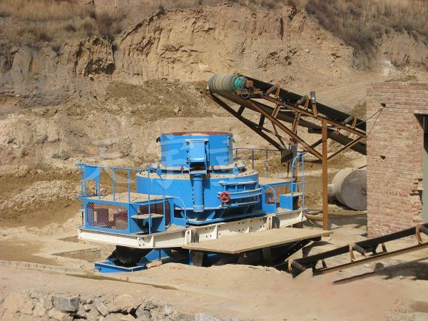 天宇重工帶領客戶實地考察制砂機試機